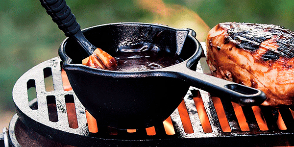 Lodge – идеальная посуда для приготовления еды на свежем воздухе. 