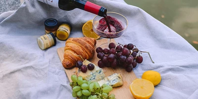 Летняя подача сыра и вин: как оформить домашнюю дегустацию