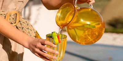 Кувшины и графины: стильные решения для летнего стола